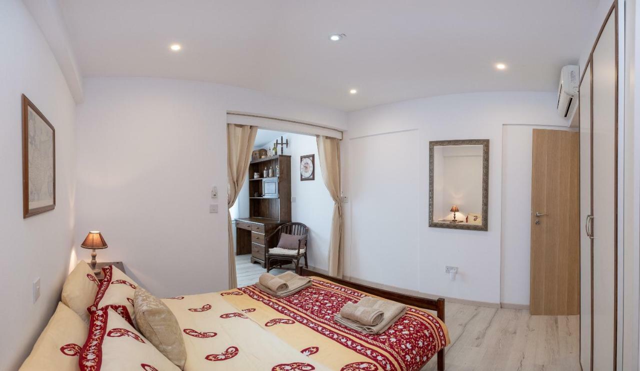 Townhouse By The Sea Pirate Harbor Apartment Paphos ภายนอก รูปภาพ