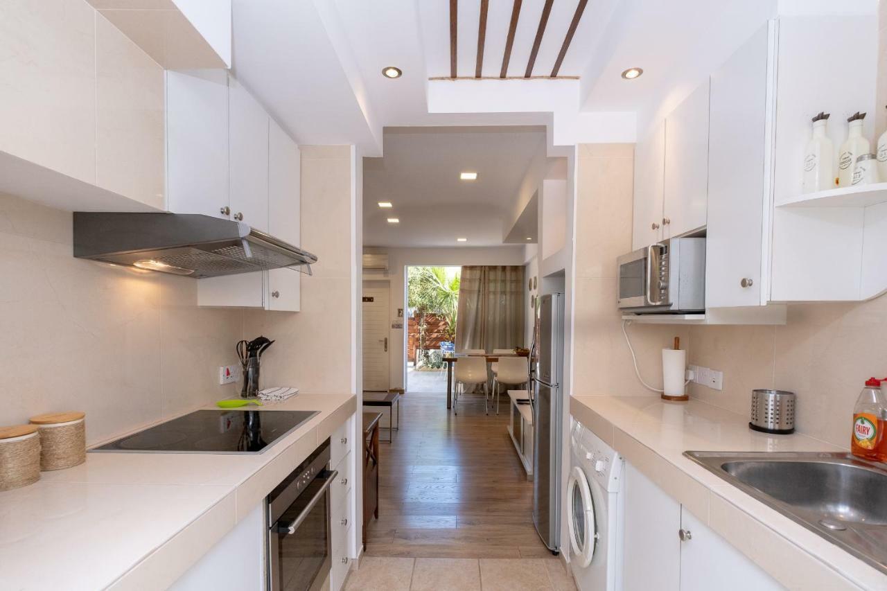 Townhouse By The Sea Pirate Harbor Apartment Paphos ภายนอก รูปภาพ